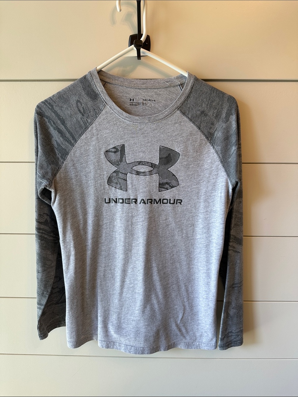 Under Armour boys Gray Raglan Long-Sleeve Performance Tee